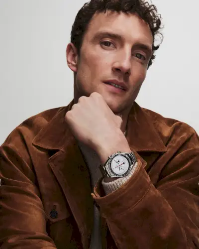Model Jacob Coupe ma używany zegarek Omega Speedmaster Professional Moonwatch z certyfikatem Bucherer.