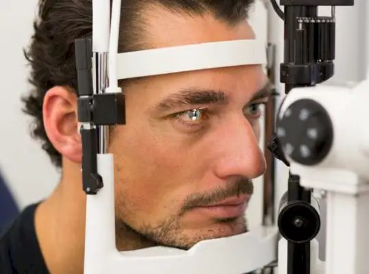 David Gandy passa por cirurgia ocular corretiva
