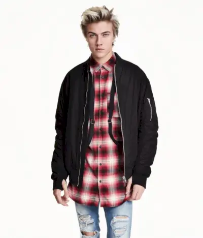 Lucky Blue Smith usa jaqueta piloto H&M com suspensórios.