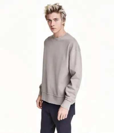 Lucky Blue Smith usa moletom H&M.