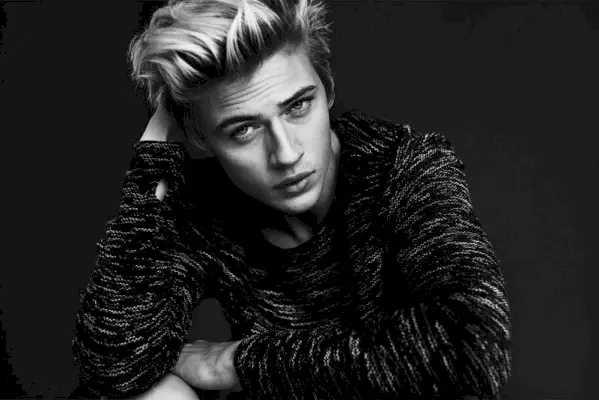 Lucky Blue Smith nawiązuje kontakt z H&M i rozmawia o włosach, dziewczynach i modelingu