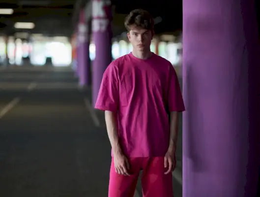 Modell färgglada kläder livsstil