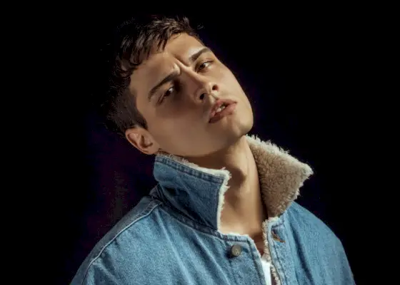 Modell närbild jeansjacka