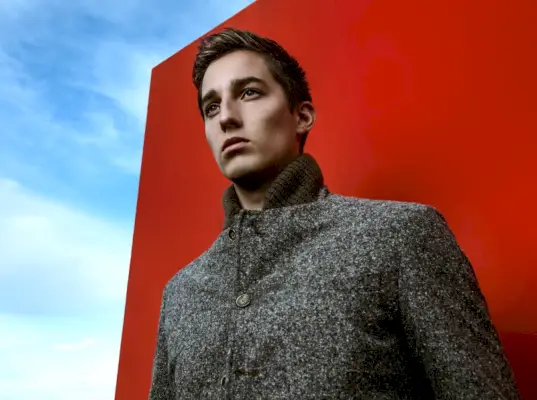 Modell utanför bakgrund himmel