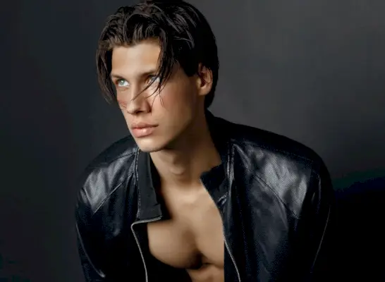 Modell Läderjacka Gardiner Frisyr