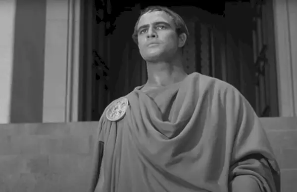 En screencap av Marlon Brando som Mark Antony i Julius Caesar.