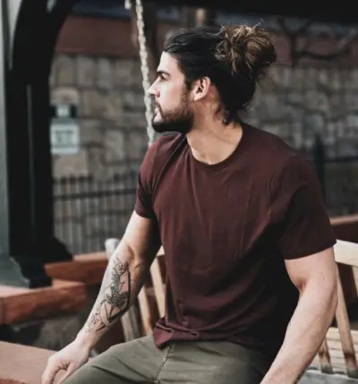 En indviklet botanisk tatovering afspejler naturlige elementer som et symbol på vækst og fornyelse.