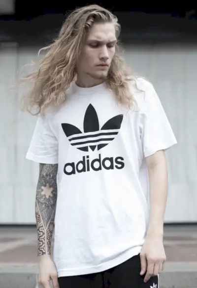 Med et mandala-inspireret midtpunkt omgivet af skarpe geometriske mønstre, forener denne tatovering på underarmen gammel symbolik med moderne design.