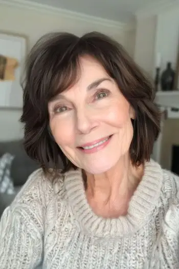 나이든 여성을 위한 앞머리 헤어스타일의 크롭 레이어.