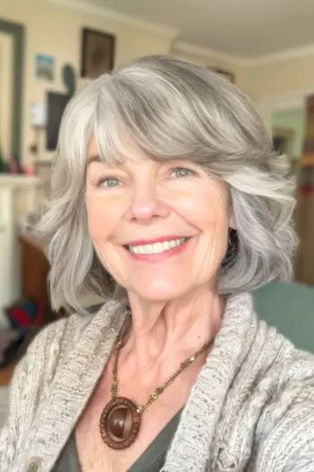 나이든 여성을 위한 짧은 레이어드 보브 헤어스타일의 깃털 앞머리.