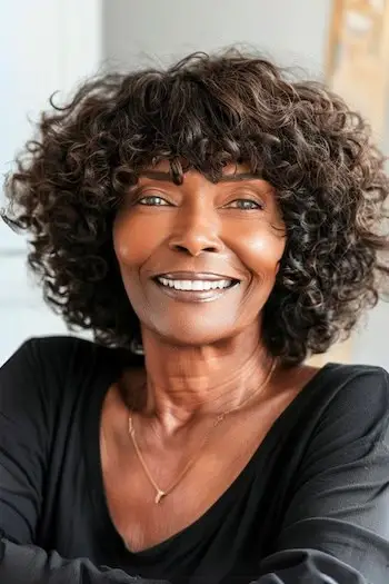 나이든 여성을 위한 앞머리 헤어스타일이 있는 레이어드 컬.