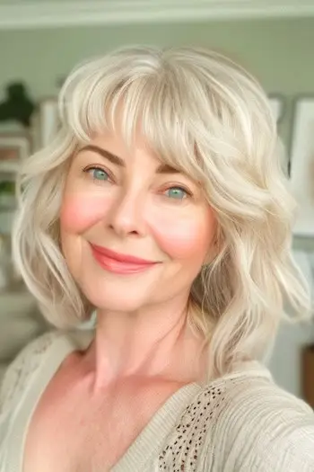 나이든 여성을 위한 둥근 앞머리 헤어스타일의 웨이브 레이어.