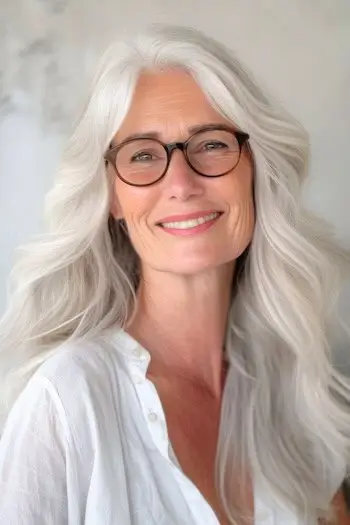 Langbølget frisure til kvinder over 70 med briller.