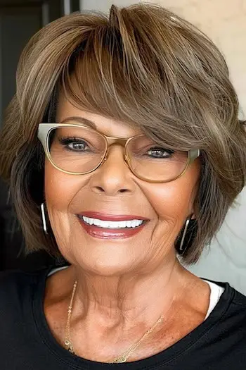 Korte lag med Balayage fremhæver frisure til kvinder over 70 med briller.