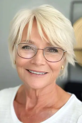 Lige nisse med sidedelte frynser til kvinder over 70 med briller.