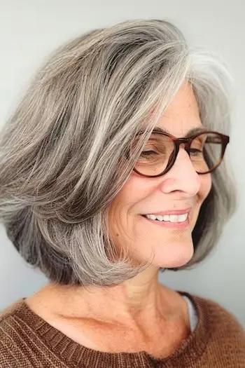 Salt og peber lagdelt Bob-frisure til kvinder over 70 med briller.