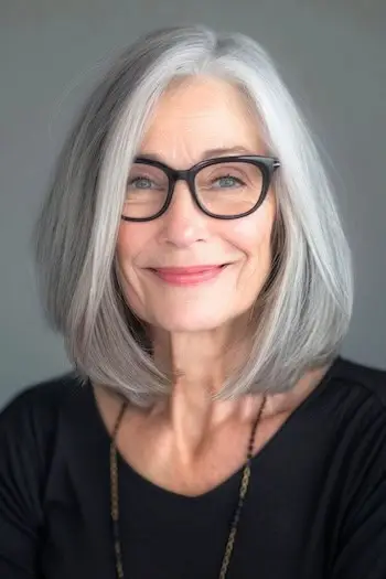Silver Lob frisure til kvinder over 70 med briller.