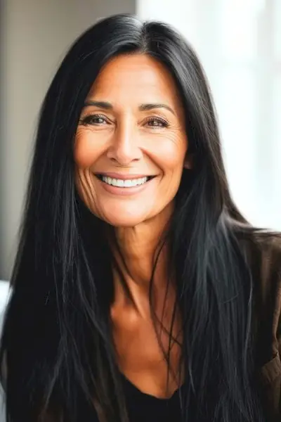 50代以上の女性にぴったりのストレートロングヘアスタイル。