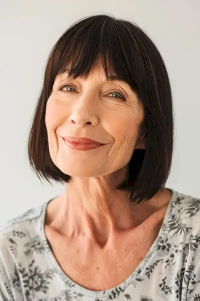 年配の女性の前髪のあるエスプレッソ ボブ。