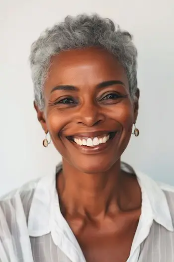 Stříbrný účes Pixie pro ženy nad 50 let.