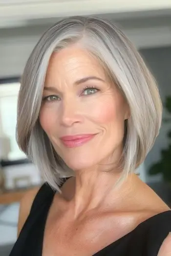 Rovný šedý účes Bob pro ženy nad 50 let.