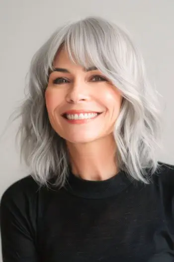 Stříbrné vlny s ofinou pro tenké vlasy pro ženy nad 50 let.