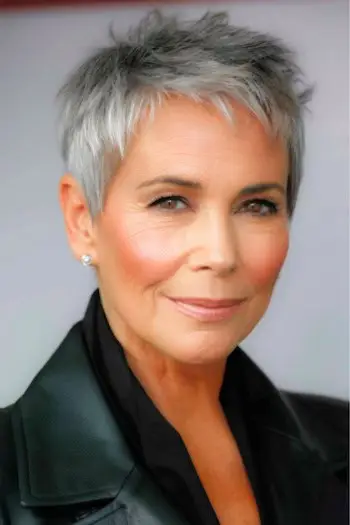 Pixie účes se špičatou texturou pro ženy nad 50 let.