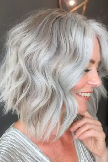 2024년에 시도해 볼 50세 이상 여성을 위한 33가지 우아한 회색 헤어스타일