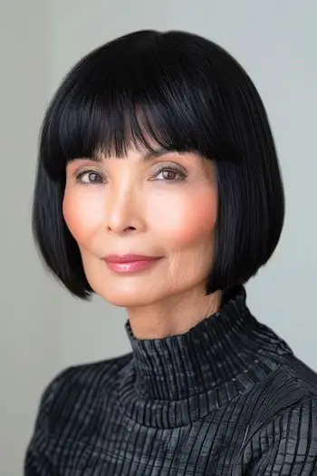 Corte Pageboy com franja romba, penteado curto para mulheres com mais de 70 anos e cabelos finos.