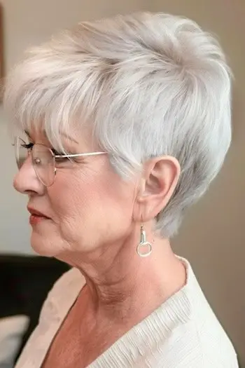 Penteado curto Silver Pixie texturizado para mulheres acima de 70 anos com cabelos finos.