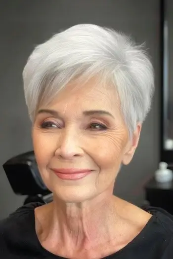 Penteado curto reto Pixie para mulheres acima de 70 anos com cabelos finos.