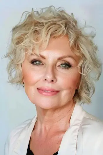 Penteado curto com cachos loiros cortados para mulheres acima de 70 anos com cabelos finos.