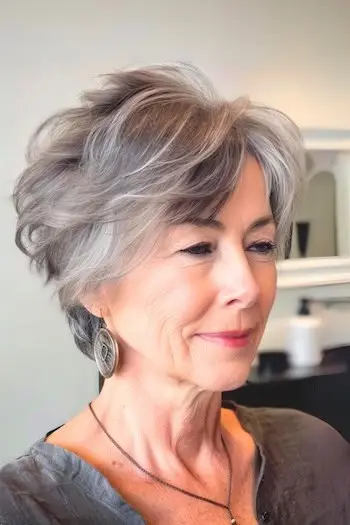 Penteado curto com camadas de sal e pimenta para mulheres com mais de 70 anos e cabelos finos.