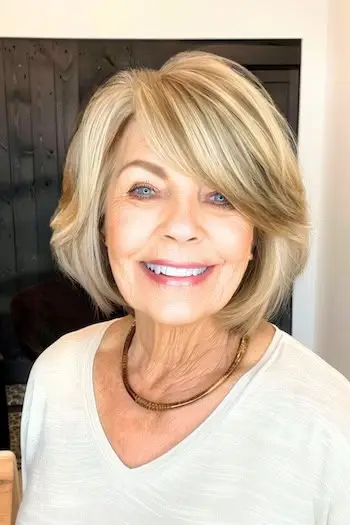 Bob com franja lateral, penteado curto para mulheres com mais de 70 anos e cabelos finos.