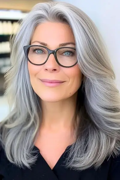 Lange lag frisure til kvinder over 40 med briller.