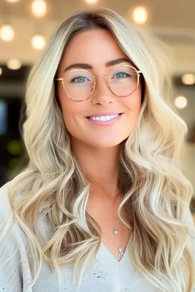 Blonde bølger med center del frisure til kvinder over 40 med briller.