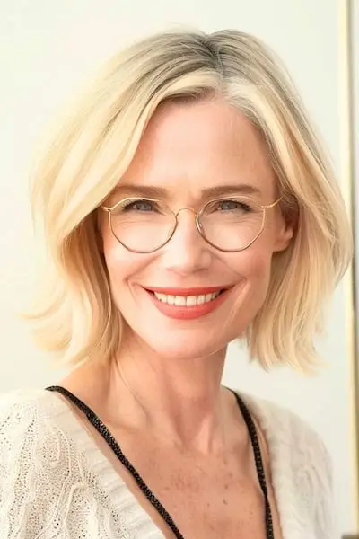 Tekstureret Bob-frisure til kvinder over 40 med briller.