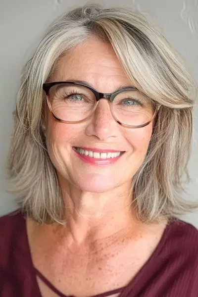 Bob med Side-Swept Bangs Frisure til kvinder over 40 med briller.