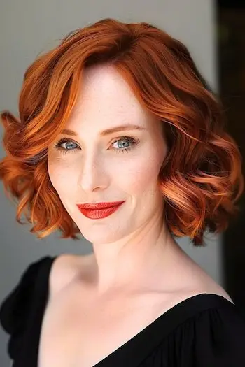 Retro vlnitý Bob účes pro ženy nad 40 let s hustými vlasy.