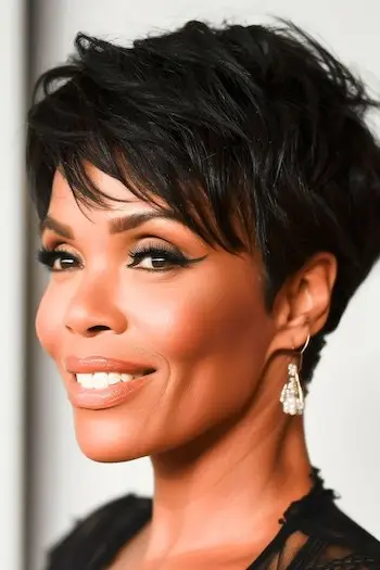 Účes Pixie s ofinou vyčesanou do strany pro ženy nad 40 let s hustými vlasy.