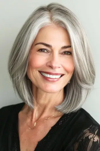 Bob účes s rámováním obličeje pro ženy nad 40 let s hustými vlasy.