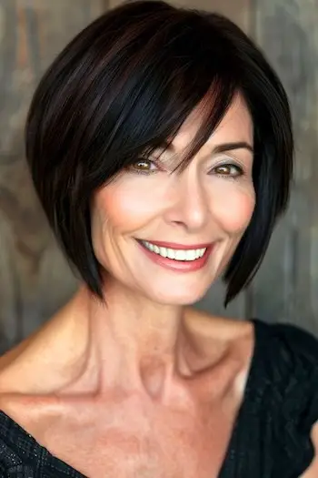 Zúžený Bob účes pro ženy nad 40 let s hustými vlasy.