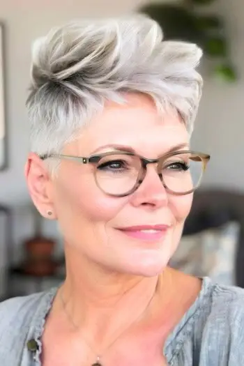 Kartáčovaný dopředu Pixie účes pro brýle.