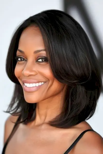 40歳以上の女性のための、滑らかでまっすぐな肩までの長さのヘアスタイル。