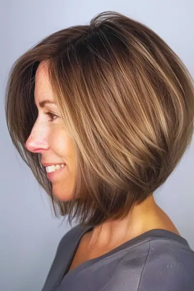 40代以上の女性におすすめのミディアムボブの斜めボブヘアスタイル。