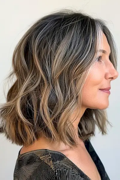 40代以上の女性のためのバレイヤージュボブのミディアムヘアスタイル。