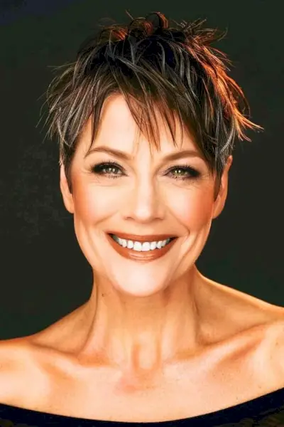 Peinado corto con corte de navaja para mujeres mayores de 50 años con cabello fino.