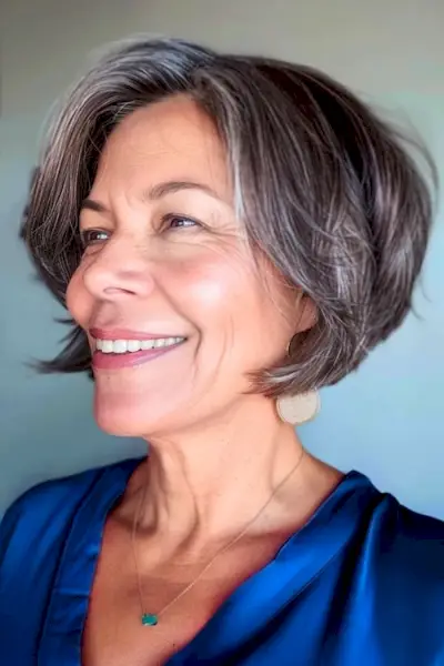 Peinado corto bob en ángulo para mujeres mayores de 50 años con cabello fino.