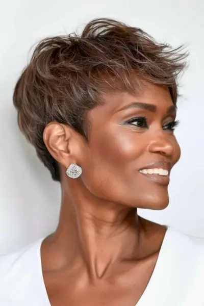 Duendecillo texturizado con puntas finas, peinado corto para mujeres mayores de 50 años con cabello fino.