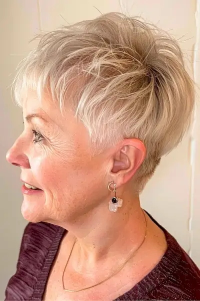 Peinado corto con corte pixie para mujeres mayores de 50 años con cabello fino.